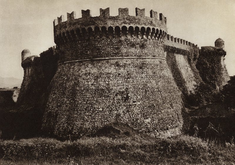 Olaszország: Castello Sarzanello (f/w fotó) alkotó: Kurt Hielscher