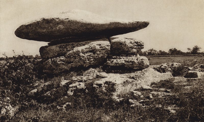 Olaszország: Minervino di Lecce, Dolmen (f/w fotó) alkotó: Kurt Hielscher