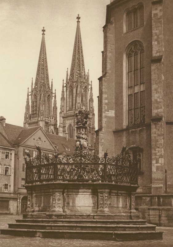Regensburg, szökőkút 1721-ből a Neupfarrplatzon és a katedrális tornyai; Regensburg, a szökőkút (1721) a "Neupfarr Platzon" és a katedrális (f/w fotó) alkotó: Kurt Hielscher