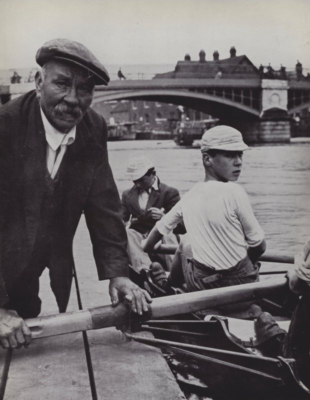 Rafts, Eton, Froggie felügyeli a beszállást (f/w fotó) alkotó: Laszlo Moholy Nagy