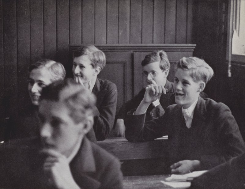 A tanulás könnyebb oldala, megosztottság a New Schoolsban, Eton (fekete-fehér fotó) alkotó: Laszlo Moholy Nagy