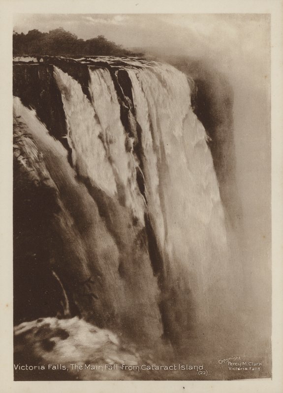 Victoria-vízesés, a főesés a szürkehályog-szigetről (f/w fotó) alkotó: Percy M. Clark