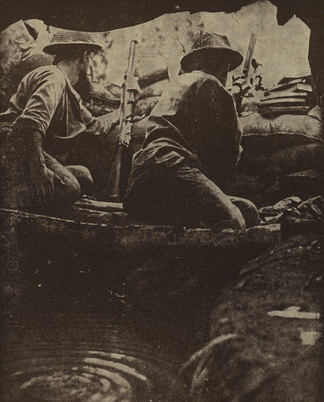 Ausztrál katonák egy vízzel teli puskagödörben, Sanananda, Új-Guinea, II alkotó: Photographer Australian