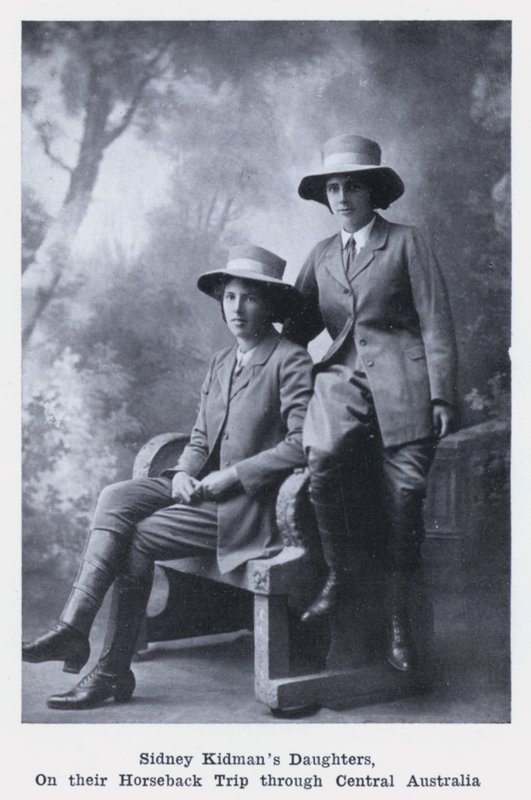 Sidney Kidman lányai, lovas utazásukon Közép-Ausztrálián keresztül (f/w fotó) alkotó: Photographer Australian