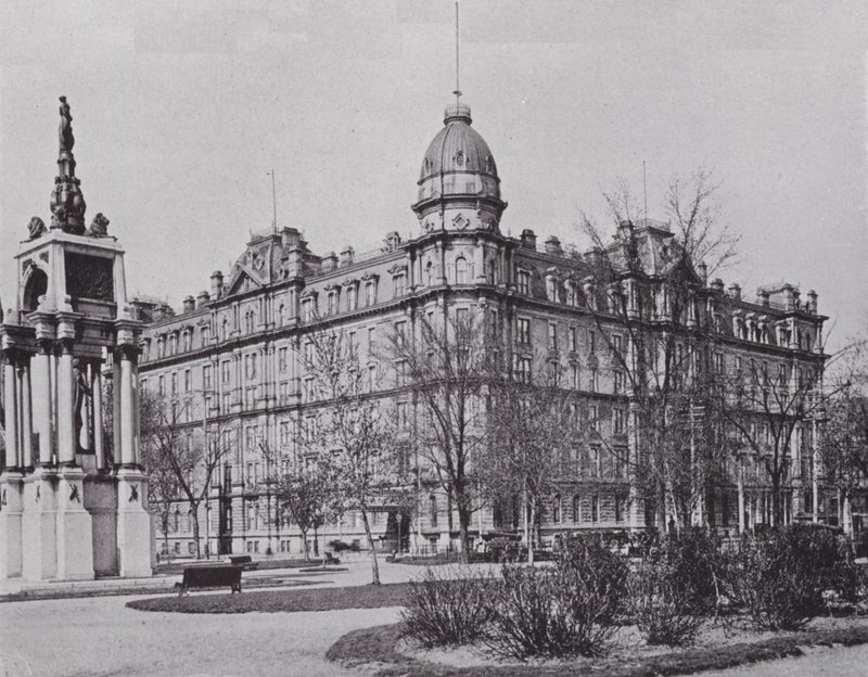 Windsor Hotel és Sir John A Macdonald emlékmű, Montreal (f/w fotó) alkotó: Photographer Canadian