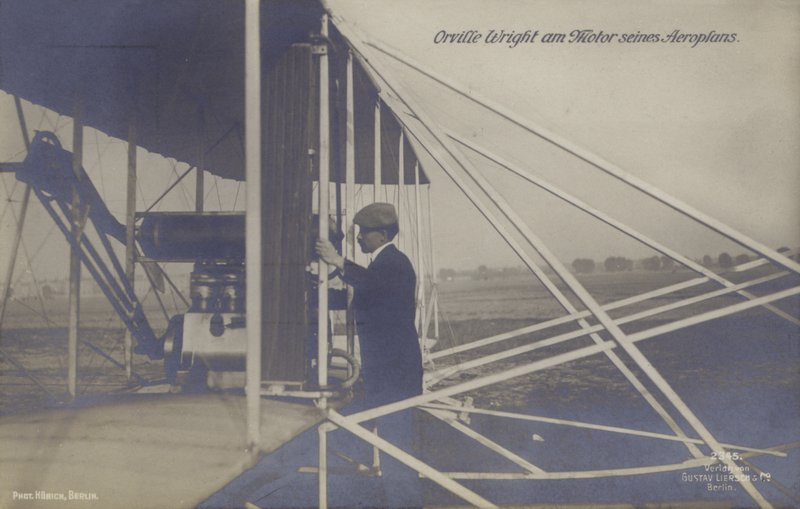 Orville Wright amerikai pilóta a repülőgépe motorját vizsgálja (f/w fotó) alkotó: Photographer German