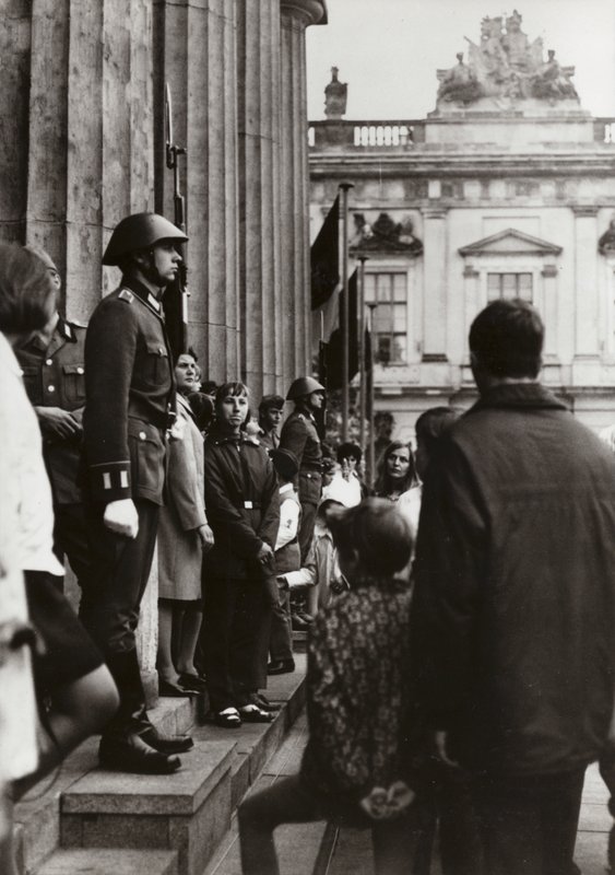 A fasizmus és militarizmus áldozatainak emlékművénél az Országos Néphadsereg katonái a béke és a szocializmus úttörőit tisztelik (f/w fotó) alkotó: Photographer German