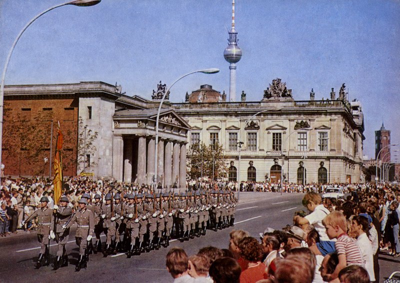 Berlin, a Német Demokratikus Köztársaság fővárosa (színes fotó) alkotó: Photographer German