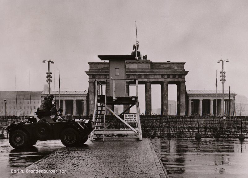 Brit páncélautó Kelet- és Nyugat-Berlin határán a Brandenburgi kapunál (f/w fotó) alkotó: Photographer German