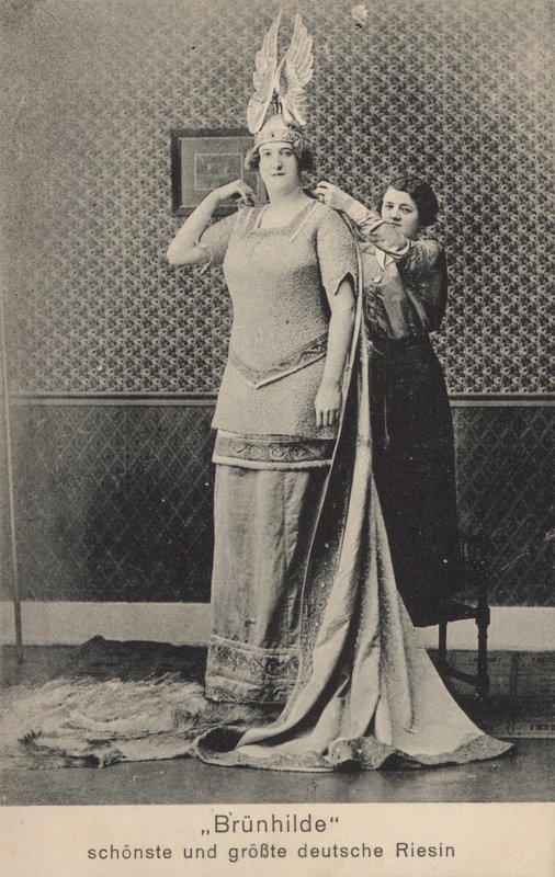 Brunhilde, a legszebb és legmagasabb német óriásnő (f/w fotó) alkotó: Photographer German