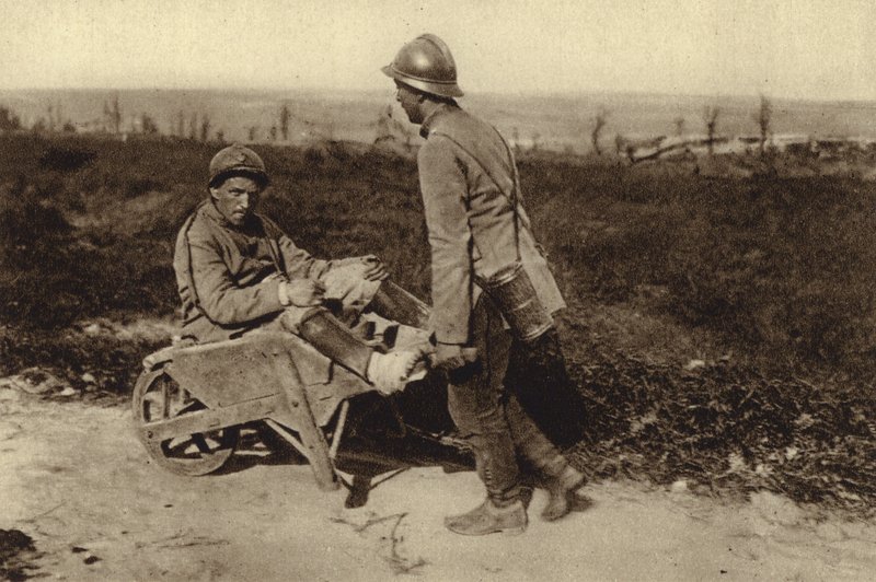 Elfogott francia katona, aki talicskán szállította sebesült társát, I. világháború alkotó: Photographer German