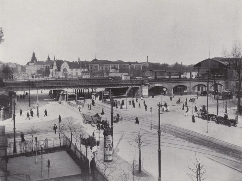 Charlottenburg, Hardenbergstrasse, Bahnhof Zoologischer Garten (f/w fotó) alkotó: Photographer German
