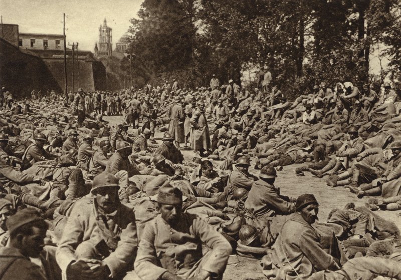 Gyűjtőpont a franciaországi laoni fellegvárban az első világháború német tavaszi offenzívájában elfogott francia foglyok számára alkotó: Photographer German