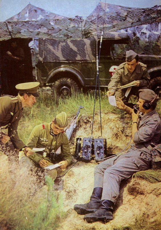 A fegyvertársak osztálytestvérek, együtt legyőzhetetlenek (színes fotó) alkotó: Photographer German