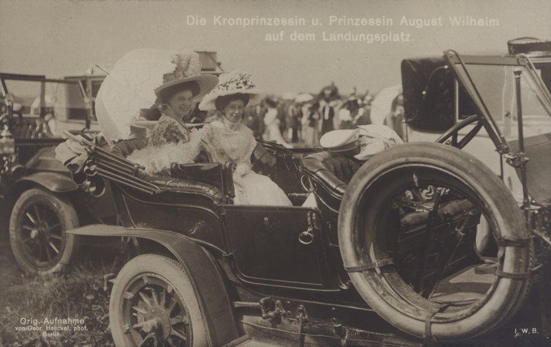 Cecilie koronahercegnő és August Wilhelm német hercegnő a Zeppelin leszállóhelyen (f/w fotó) alkotó: Photographer German