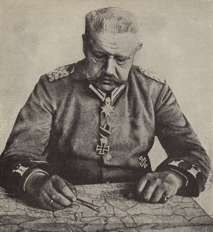 Von Hindenburg tábornagy térképet tanulmányoz (f/w fotó) alkotó: Photographer German