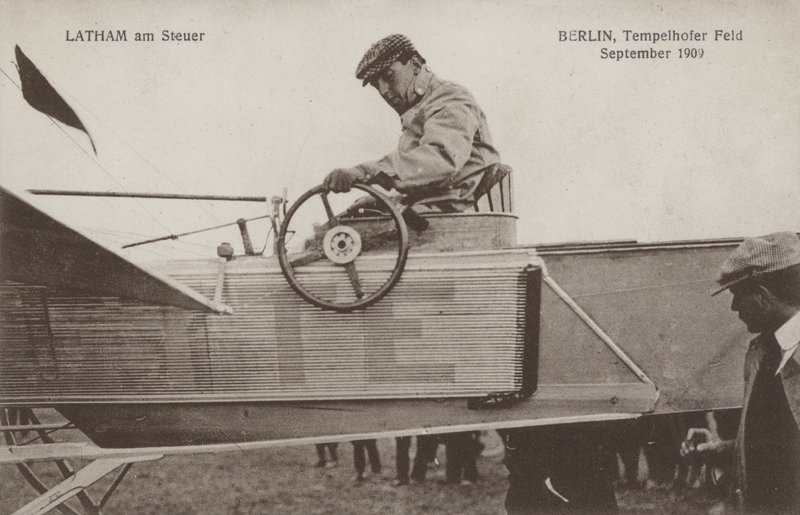 Hubert Latham francia pilóta repülőgépe irányítóinál, Tempelhof repülőtér, Berlin, 1909. szeptember (f/w fotó) alkotó: Photographer German