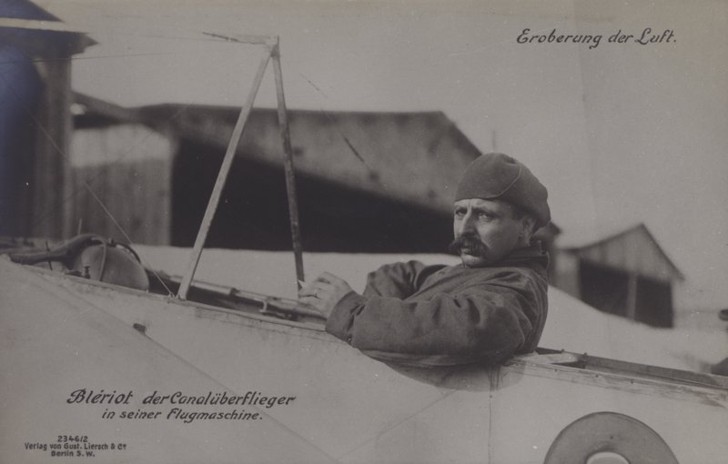 Louis Bleriot francia pilóta, aki elsőként repült át a La Manche csatornán, monoplánjával (f/w fotó) alkotó: Photographer German
