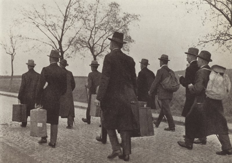 Német vasutasok, akiket kiutasítottak a Ruhr-vidékről, mert részt vettek a polgári engedetlenség hadjáratában a francia megszállás alatt, 1923. augusztus (f/w fotó) alkotó: Photographer German
