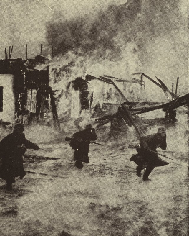 Német katonák előrenyomulva Rotterdam égő romjain a Luftwaffe bombázása után, II. világháború, 1940. május (f/w fotó) alkotó: Photographer German