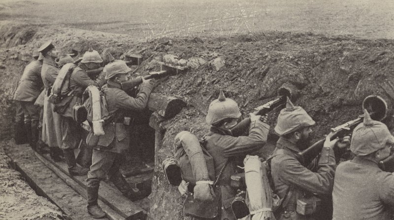 Német katonák a flandriai lövészárokban kis fadobozokból és csatornacsövekből lőtt kiskapukon keresztül (f/w fotó) alkotó: Photographer German