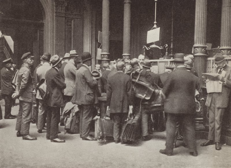 Hiperinfláció Weimaron Németországban: a nyilvánosság tagjai a berlini Reichsbank előtt sorban állnak bőröndökkel, hogy vigyék a pénzüket, 1923. július (f/w fotó) alkotó: Photographer German