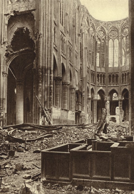 A franciaországi Saint Quentin-bazilika belseje, amelyet szövetséges bombázások semmisítettek meg, I. világháború alkotó: Photographer German