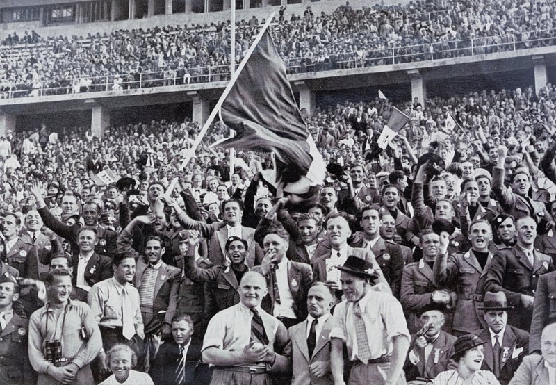 Olasz szurkolók támogatják sportolóikat az olimpiai játékok stadionjában, Berlin, Németország alkotó: Photographer German