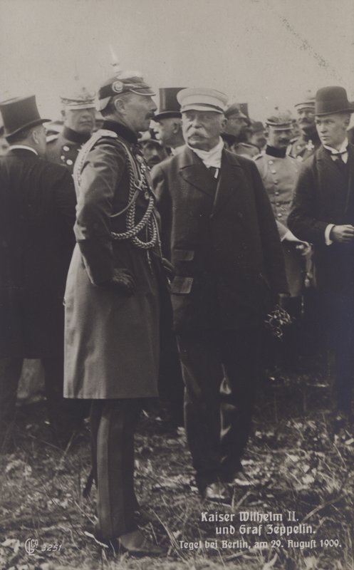 Vilmos császár és Graf Ferdinand von Zeppelin német léghajó-építő a Tegel repülőtéren, Berlinben, 1909. augusztus 29-én (f/w fotó) alkotó: Photographer German