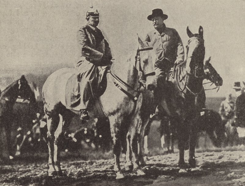 II. Wilhelm német császár és Theodore Roosevelt amerikai elnök a német hadsereg manővereit figyeli alkotó: Photographer German