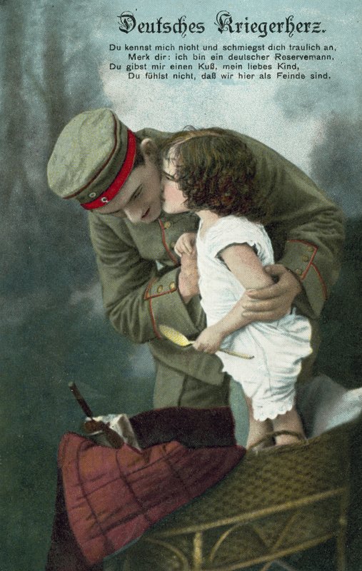 Német katonával csókolózó kislány (színes fotó) alkotó: Photographer German