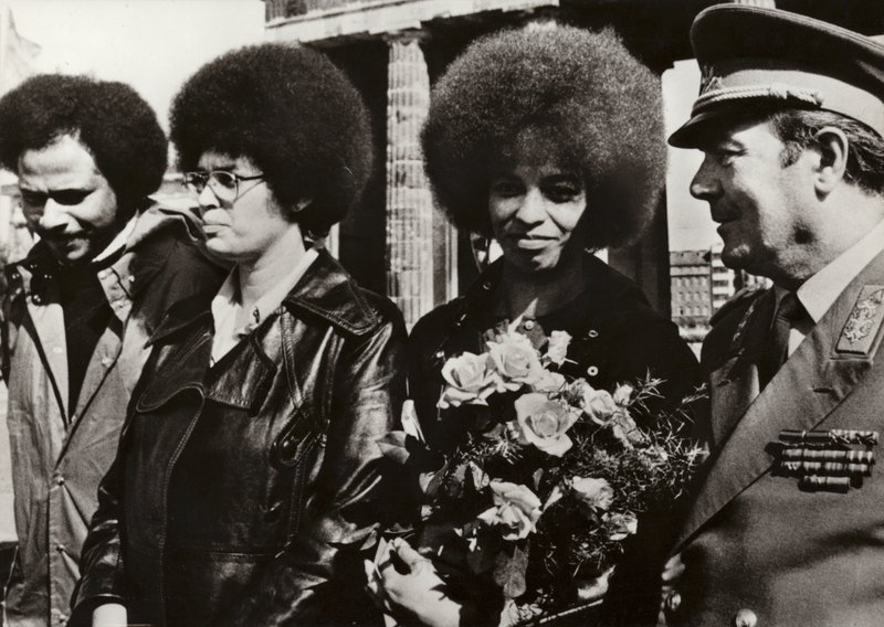 1972. szeptember 11-én a bátor amerikai kommunistát és polgárjogi védelmezőt, Angela Davist szeretettel fogadták a Német Demokratikus Köztársaság Nemzeti Népi Hadseregének katonái a Brandenburgi kapunál (f/w fotó) alkotó: Photographer German