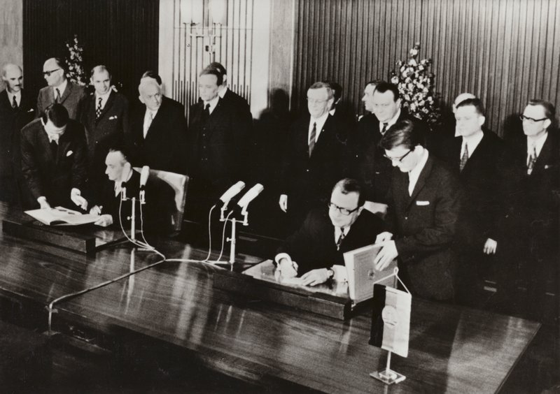 1972. május 26-án az NDK fővárosában, Berlinben írták alá a Traffic Szerződést, az első államszerződést a Német Demokratikus Köztársaság és a Német Szövetségi Köztársaság között (f/w fotó) alkotó: Photographer German