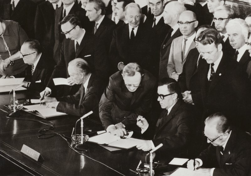 1972. június 3-án a Négy Hatalom külügyminiszterei aláírták a Nyugat-Berlinről szóló négyoldalú egyezmény záró jegyzőkönyvét a korábban a Szövetséges Ellenőrző Tanács által használt épületben Nyugat-Berlin amerikai szektorában (f/w fotó) alkotó: Photographer German