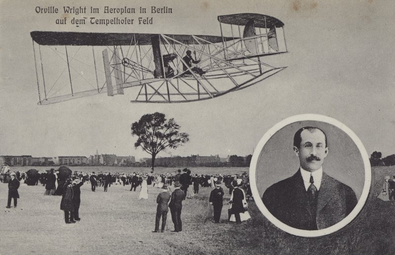 Orville Wright repülővel repül a berlini Temelhof repülőtér felett (f/w fotó) alkotó: Photographer German