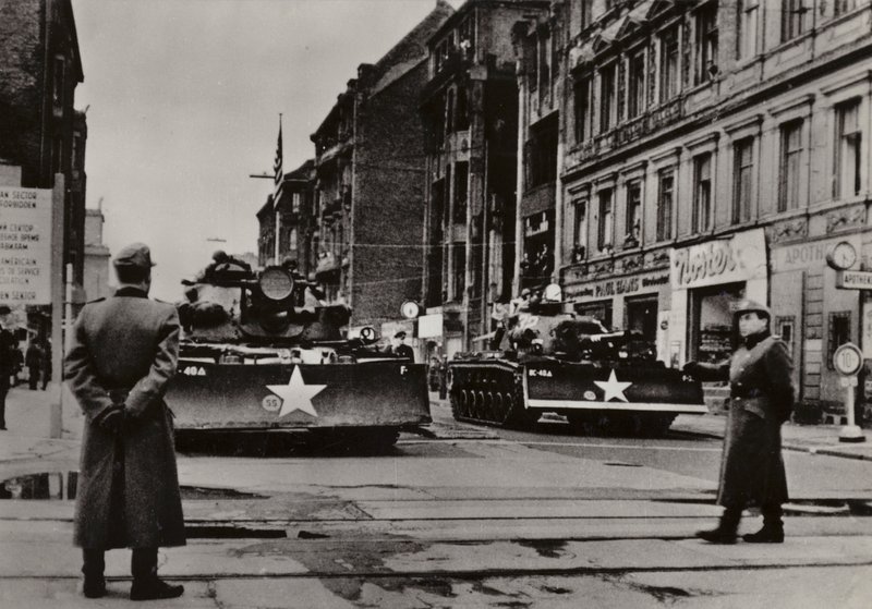Különösen súlyos provokációk indultak 1961. október 24. és 28. között, amikor az erősen felfegyverzett amerikai katonák tankokkal támogatva ismételten megsértették a Német Demokratikus Köztársaság államhatárát (f/w fotó) alkotó: Photographer German