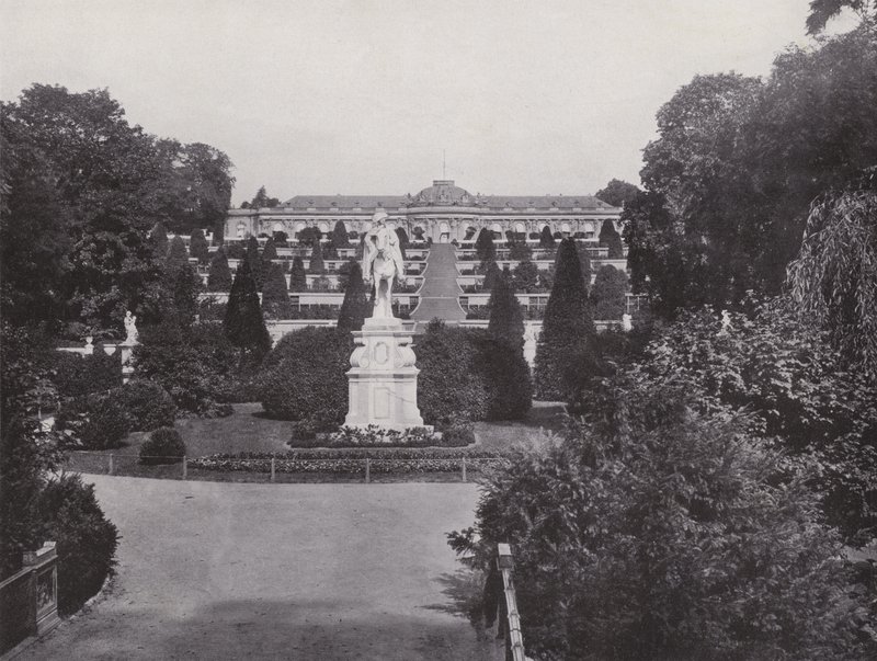Potsdam, Nagy Frigyes emlékműve és kilátás a Sanssouci palotára (f/w fotó) alkotó: Photographer German