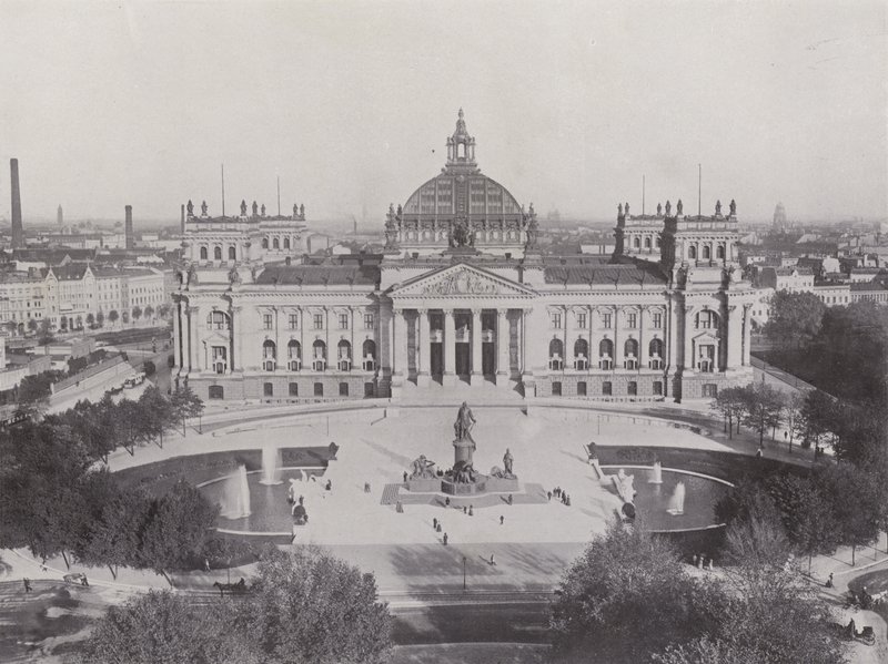 A Reichstag épülete és a Bismarck-emlékmű (f/w fotó) alkotó: Photographer German