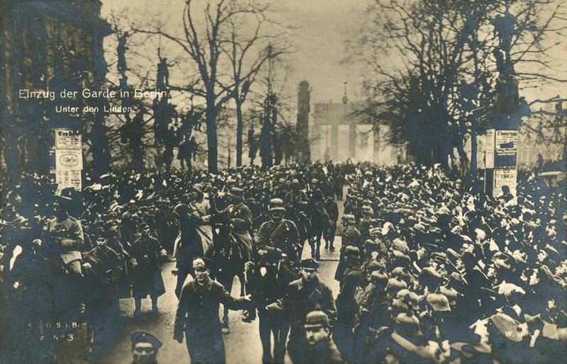 A visszatérő német csapatok a berlini Unter den Linden felé vonulnak, 1918. december (f/w fotó) alkotó: Photographer German