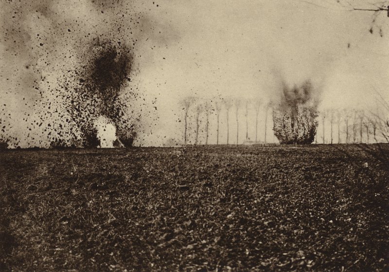 Lövedékek robbantak a St Vaast Wood előtt, Arras közelében, Franciaországban, I. világháború alkotó: Photographer German