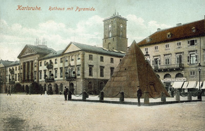 Városháza és piramis, Karlsruhe, Németország (színes fotó) alkotó: Photographer German
