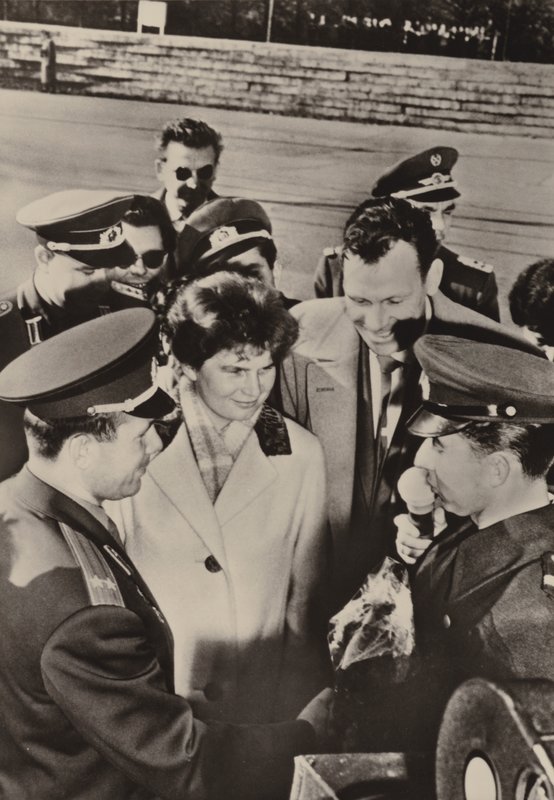 Valentina Tereshkova-Nikolajeva és Jurij Gagarin szívből üdvözölték, amikor 1963. október 20-án meglátogatták a berlini határőrséget (f/w fotó) alkotó: Photographer German