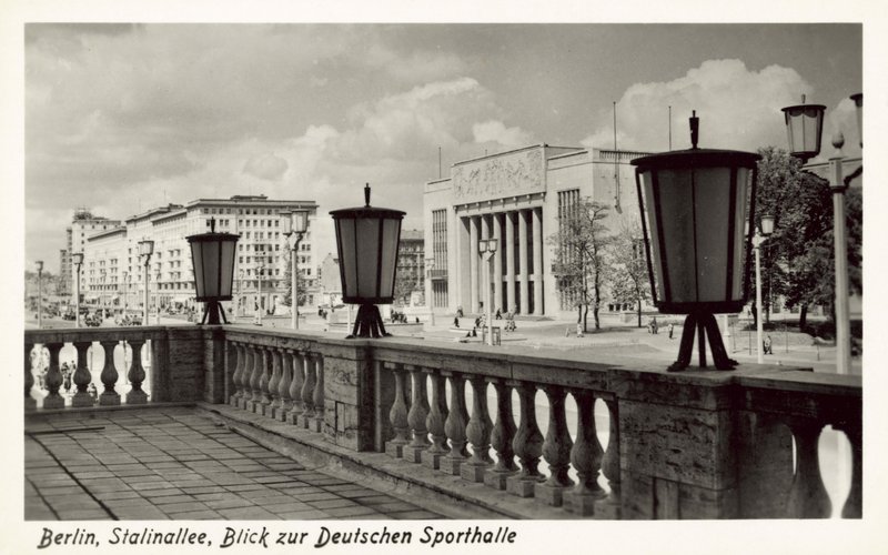 Kilátás a Deutsche Sporthalle-ra, Stalinallee, Kelet-Berlin, 1950-es évek (f/w fotó) alkotó: Photographer German