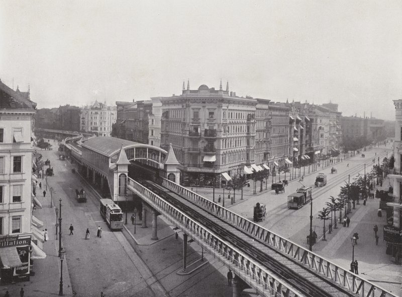 Wiener Strasse emelt vasútállomással (f/w fotó) alkotó: Photographer German