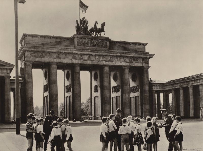 A Yong úttörők eljönnek a Brandenburgi kapuhoz, Berlin nevezetességéhez, hogy lássák barátaikat, a határőröket (f/w fotó) alkotó: Photographer German