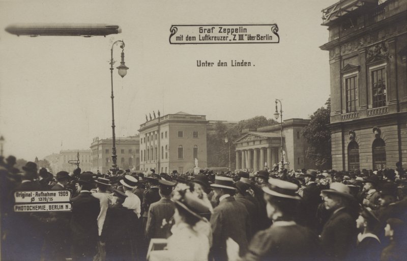 Zeppelin LZ III repül a berlini Unter den Linden felett alkotó: Photographer German