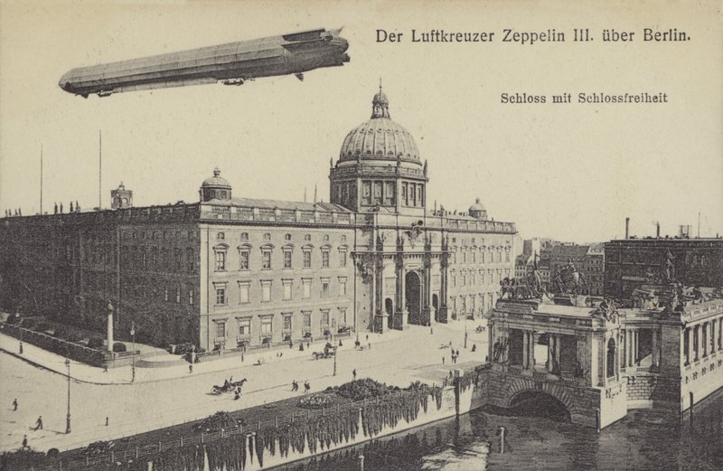 Zeppelin LZ III repül a városi palota felett, Berlin (f/w fotó) alkotó: Photographer German