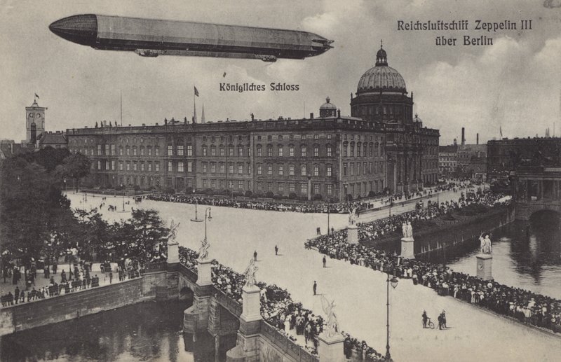 Zeppelin LZ III repül a városi palota felett, Berlin (f/w fotó) alkotó: Photographer German