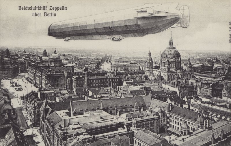 Zeppelin léghajó Berlin felett repül (f/w fotó) alkotó: Photographer German