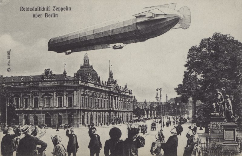Zeppelin léghajó Berlin felett repül (f/w fotó) alkotó: Photographer German